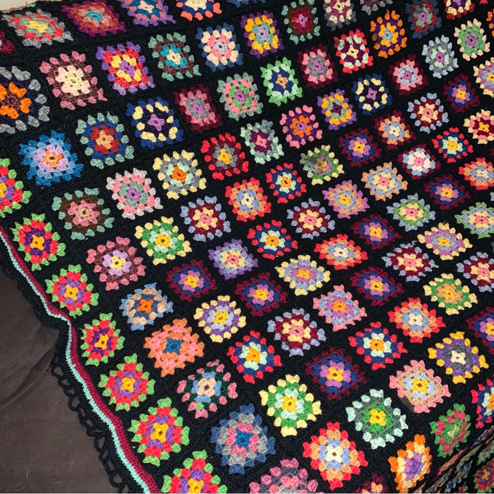 v i n t a g e :: Large Granny Square Crochet Blanket Throw Afghan - Picture 12 of 15